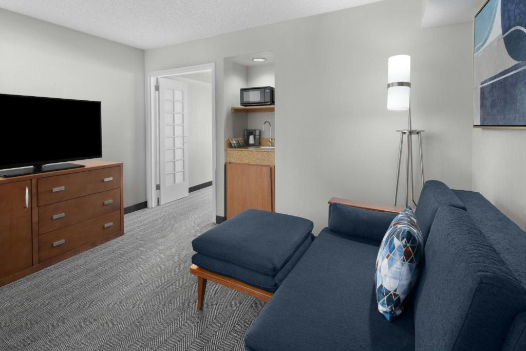 Courtyard by Marriott Cypress Anaheim / Orange County - Suite King De Un Dormitorio Con Sofá Cama