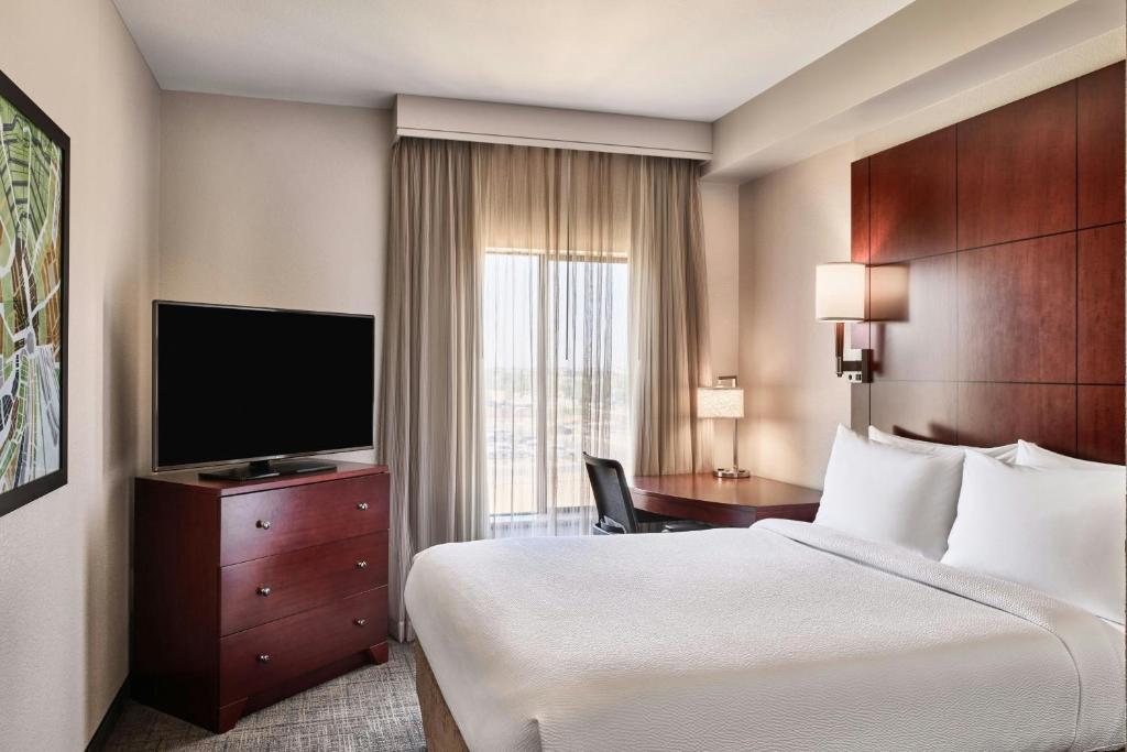 TV a/nebo společenská místnost v ubytování Residence Inn by Marriott Phoenix Gilbert