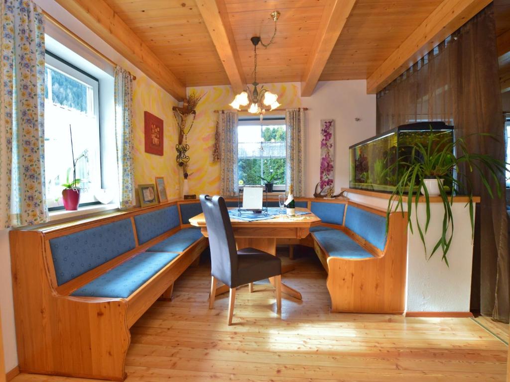 Posezení v ubytování Chalet in Einach near Ski Slopes
