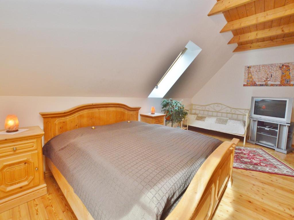 Postel nebo postele na pokoji v ubytování Chalet in Einach near Ski Slopes
