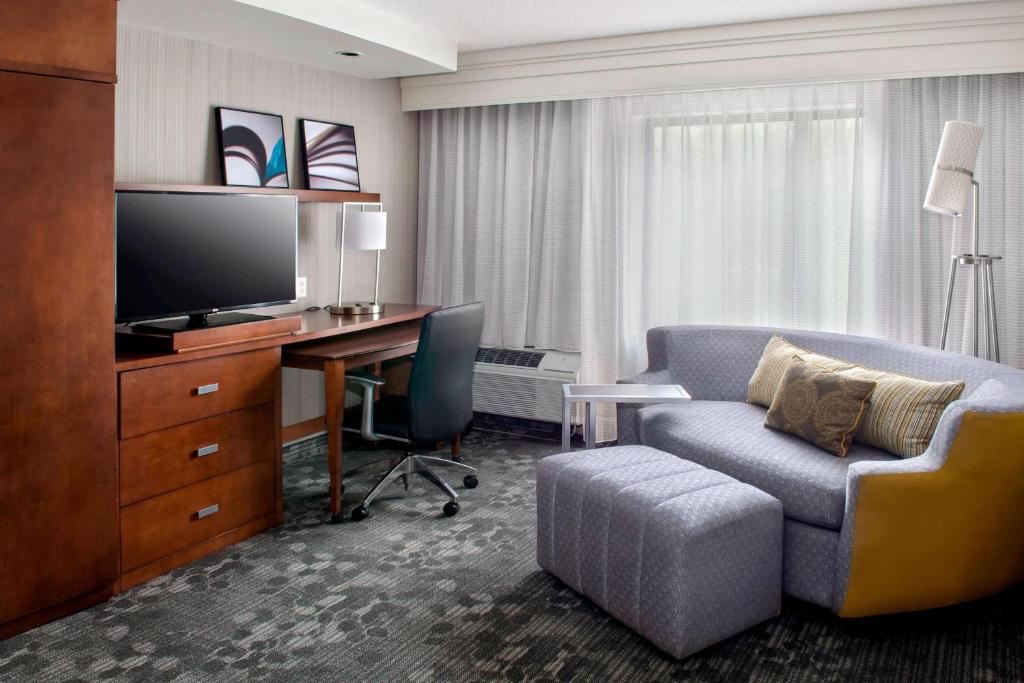 TV a/nebo společenská místnost v ubytování Courtyard by Marriott Paramus