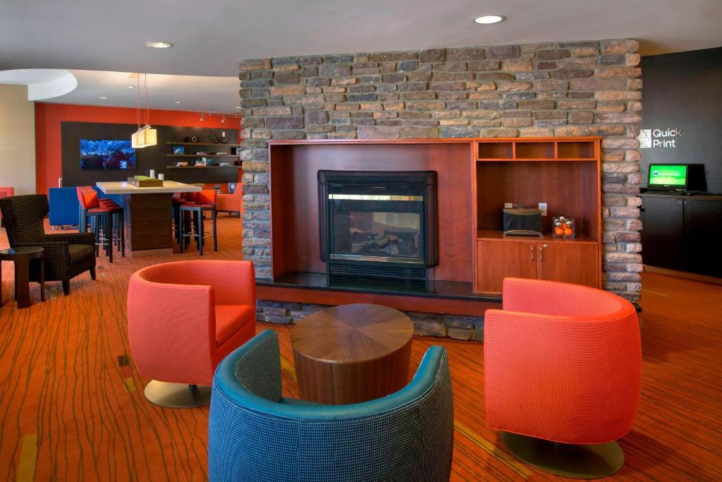 TV a/nebo společenská místnost v ubytování Courtyard by Marriott Paramus