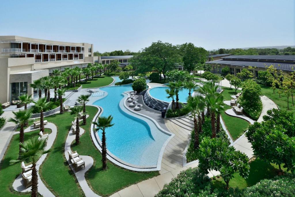Bazén v ubytování Courtyard by Marriott Aravali Resort nebo v jeho okolí