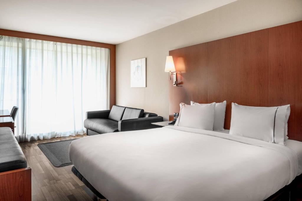 Postel nebo postele na pokoji v ubytování AC Hotel La Rioja by Marriott
