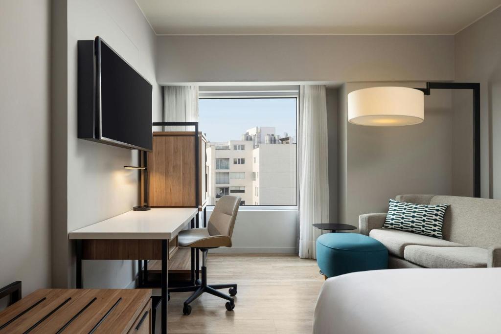 Μια τηλεόραση ή/και κέντρο ψυχαγωγίας στο Courtyard by Marriott Lima Miraflores