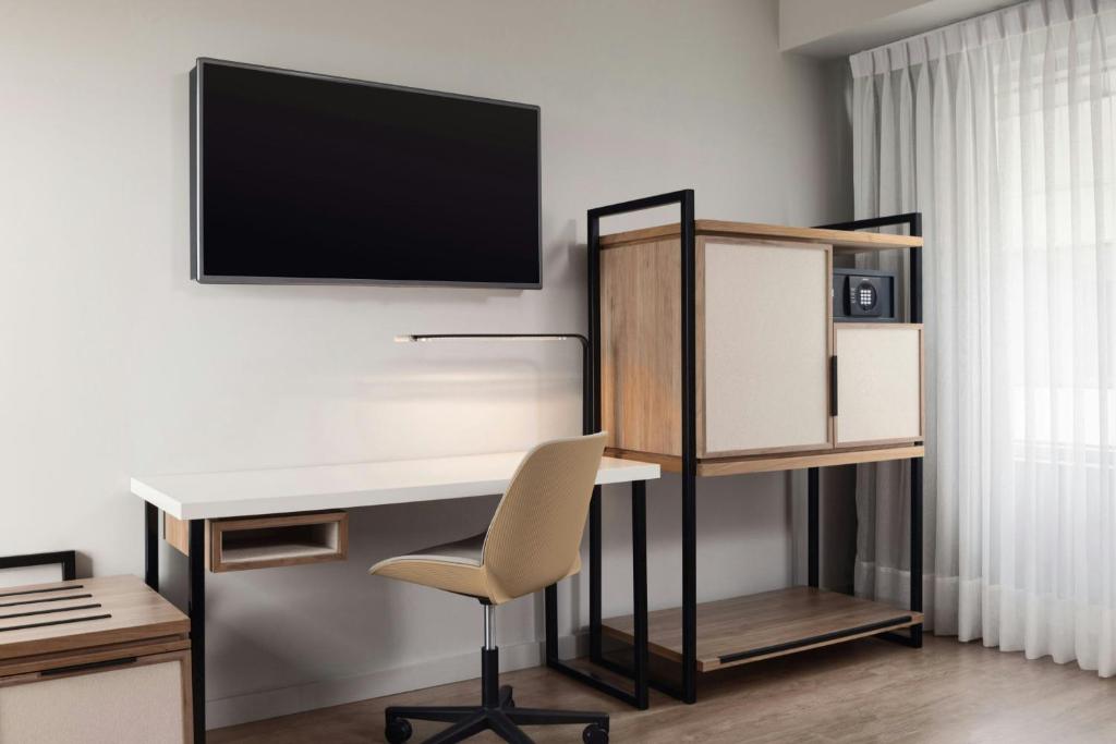 Μια τηλεόραση ή/και κέντρο ψυχαγωγίας στο Courtyard by Marriott Lima Miraflores