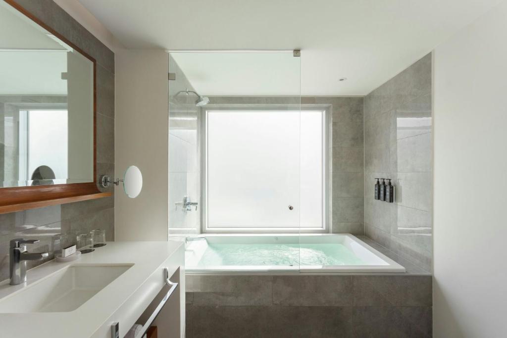 Ένα μπάνιο στο Courtyard by Marriott Lima Miraflores