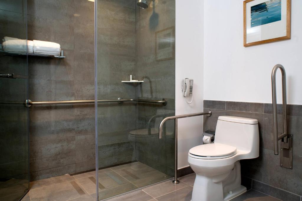 Ένα μπάνιο στο Courtyard by Marriott Lima Miraflores