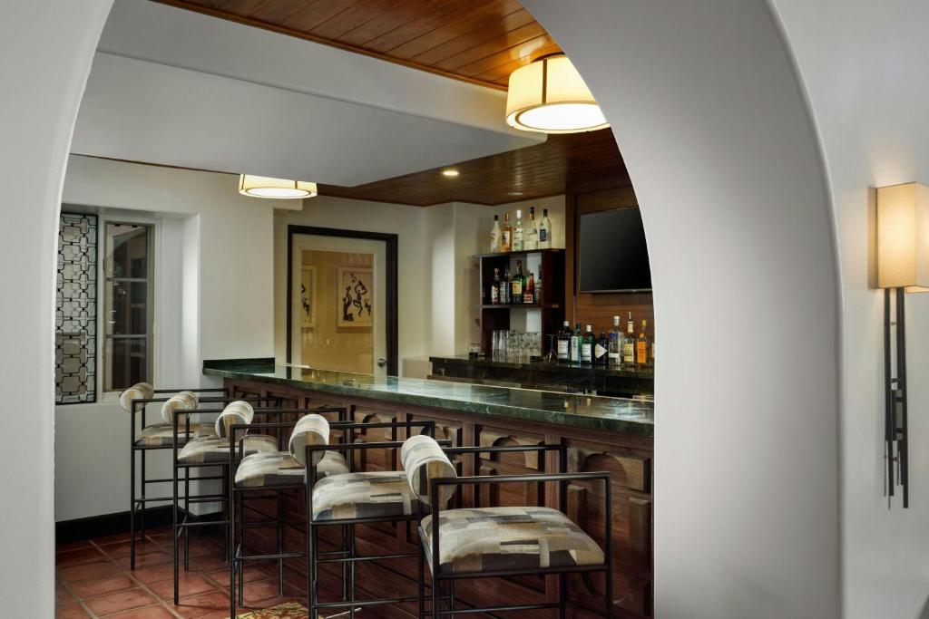 Lounge nebo bar v ubytování Triada Palm Springs, Autograph Collection