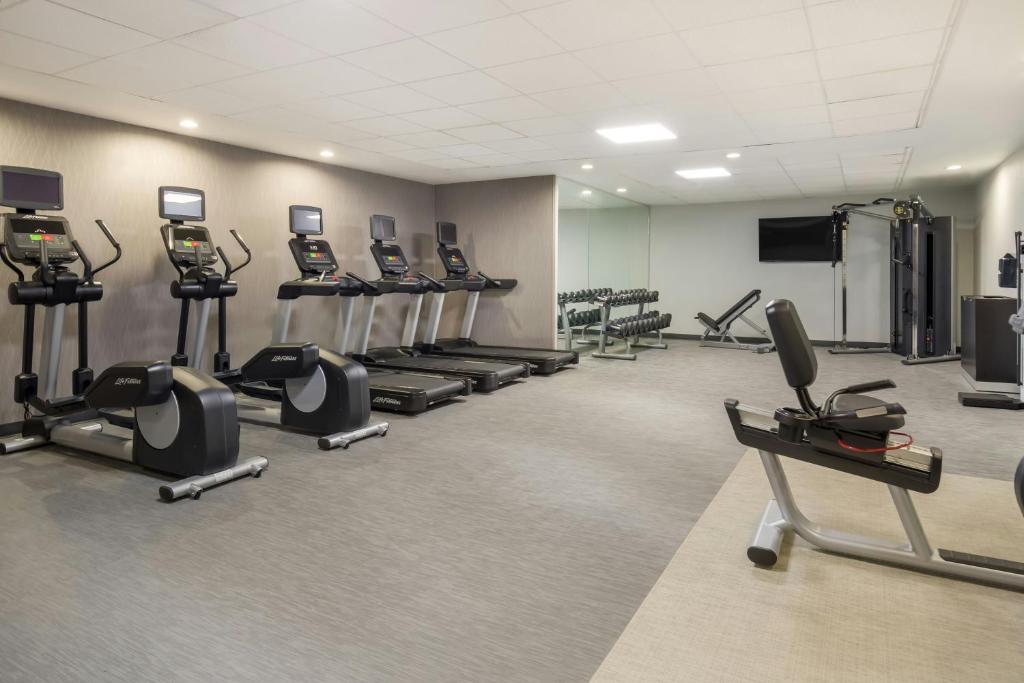 Fitness centrum a/nebo fitness zařízení v ubytování Courtyard Rockaway-Mount Arlington