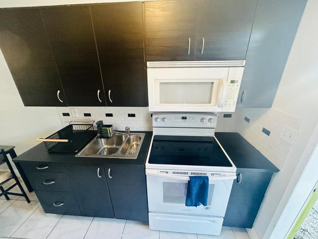 Küche/Küchenzeile in der Unterkunft 2 min walk to beach & free parking Lauderdale 21-2