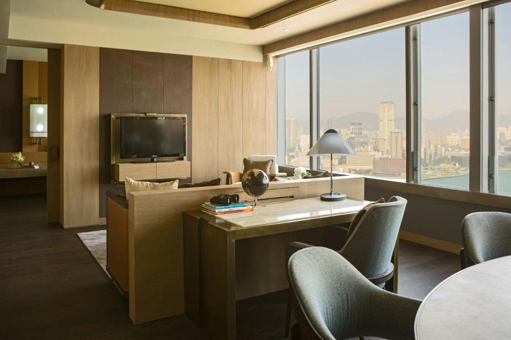Telewizja i/lub zestaw kina domowego w obiekcie Renaissance Hong Kong Harbour View Hotel