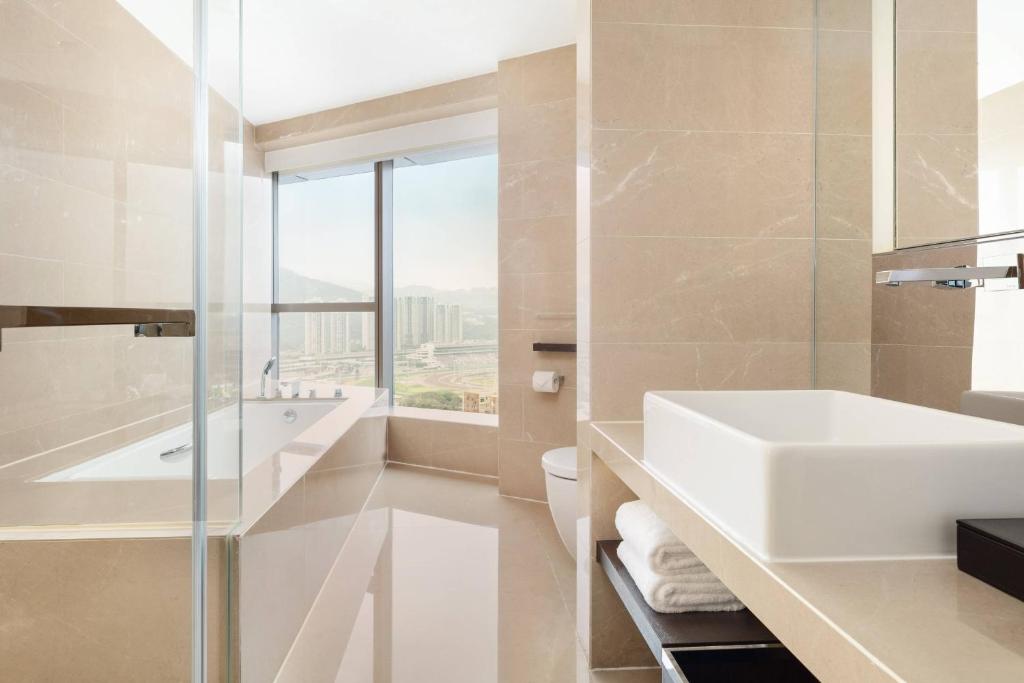 Baðherbergi á Courtyard by Marriott Hong Kong Sha Tin