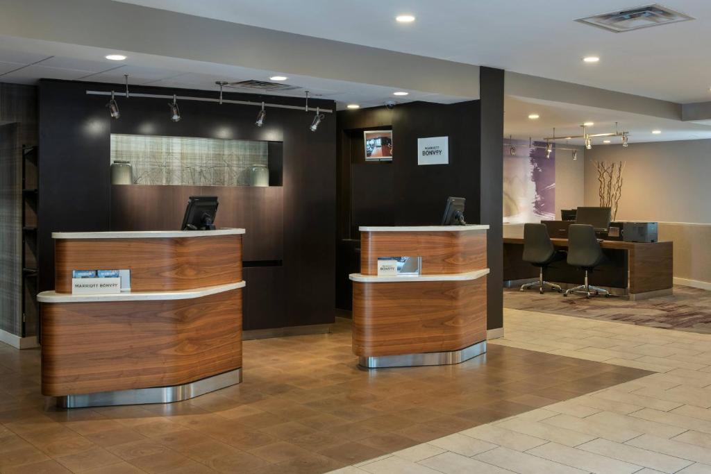 Vstupní hala nebo recepce v ubytování Courtyard by Marriott Lincroft Red Bank