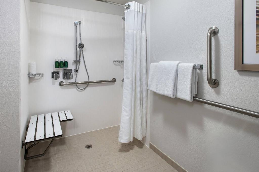 Koupelna v ubytování Courtyard by Marriott Lincroft Red Bank