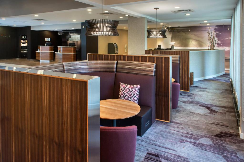 Posezení v ubytování Courtyard by Marriott Lincroft Red Bank