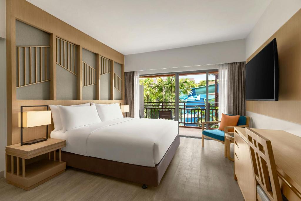 Postel nebo postele na pokoji v ubytování Courtyard by Marriott Phuket, Patong Beach Resort