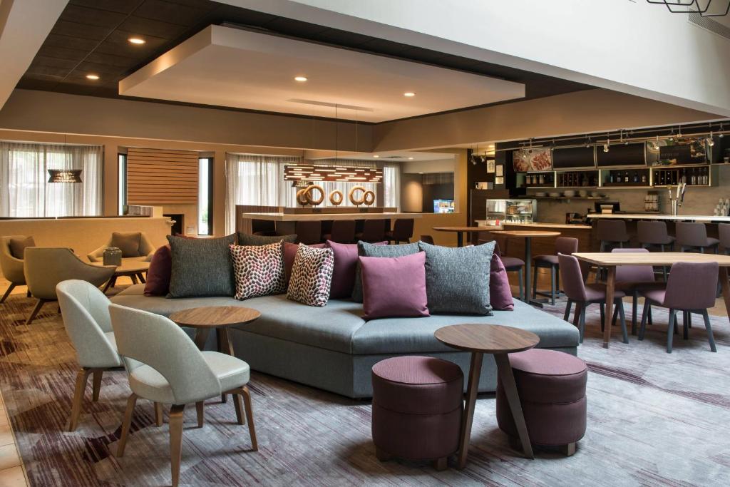 Posezení v ubytování Courtyard by Marriott Lincroft Red Bank