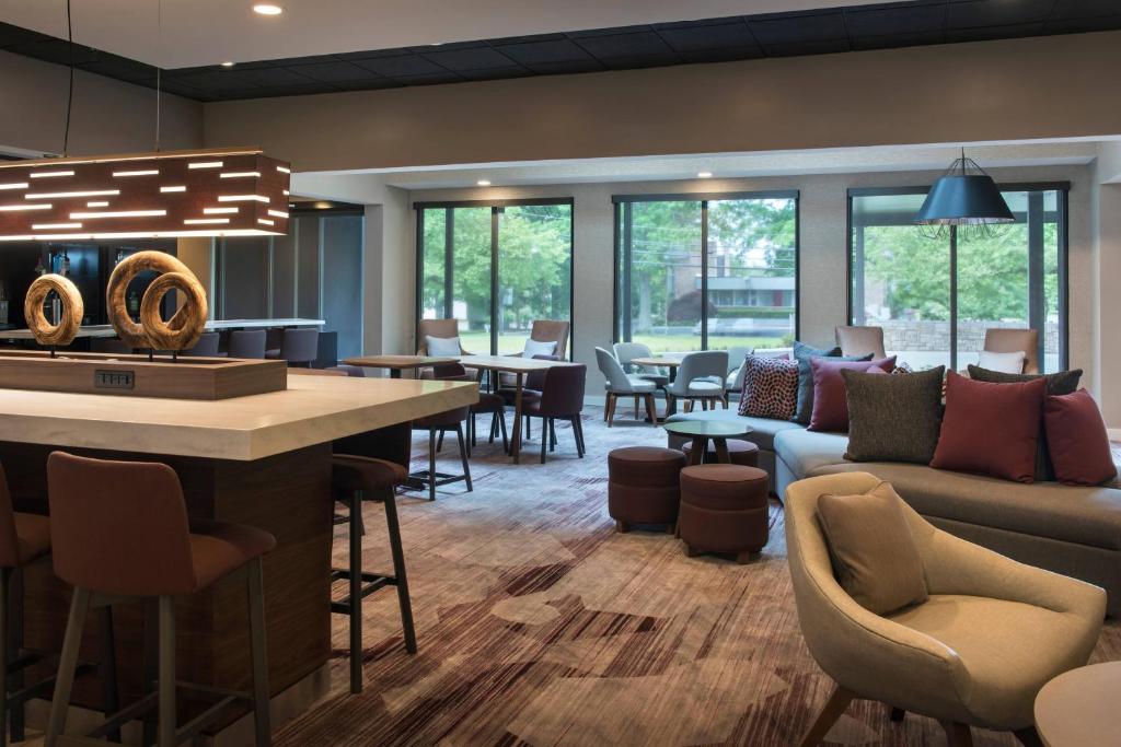 Posezení v ubytování Courtyard by Marriott Lincroft Red Bank