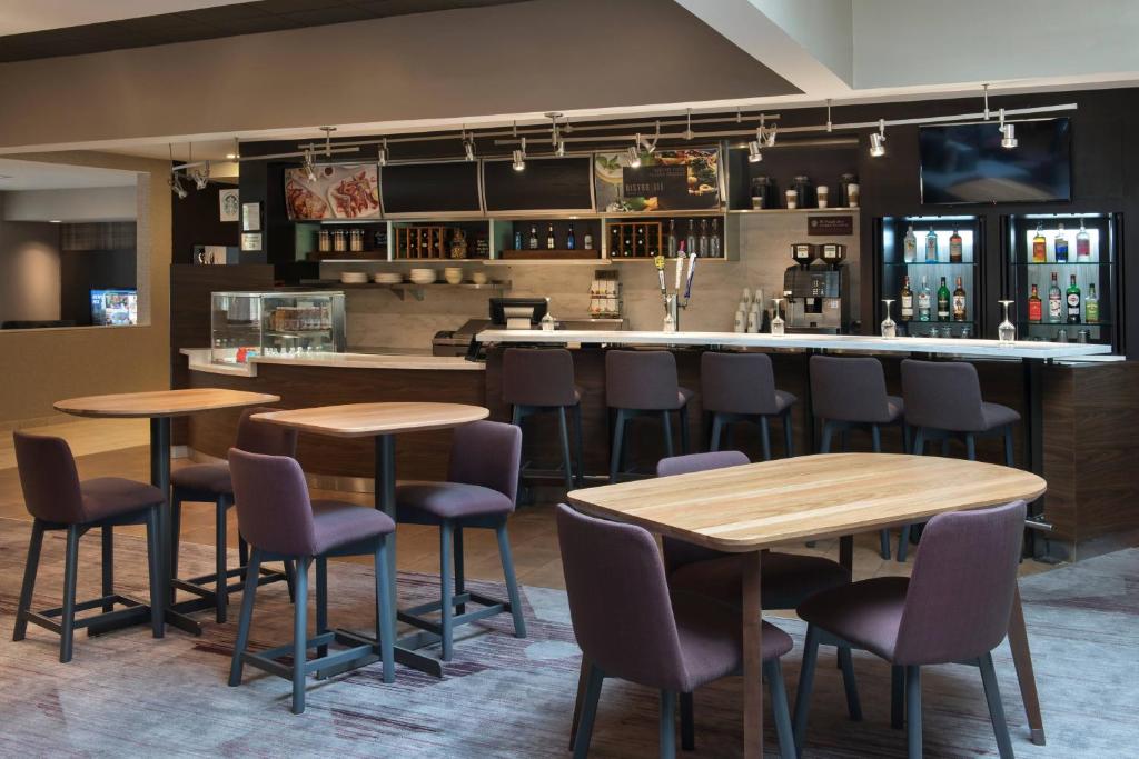 Nápoje v ubytování Courtyard by Marriott Lincroft Red Bank