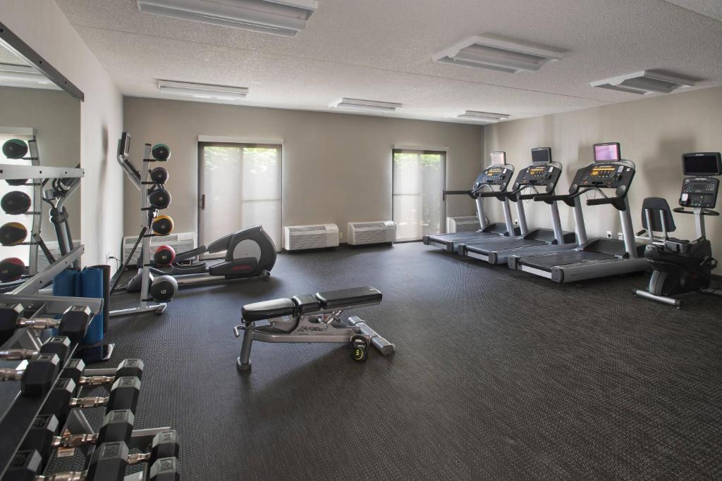 Fitness centrum a/nebo fitness zařízení v ubytování Courtyard by Marriott Lincroft Red Bank