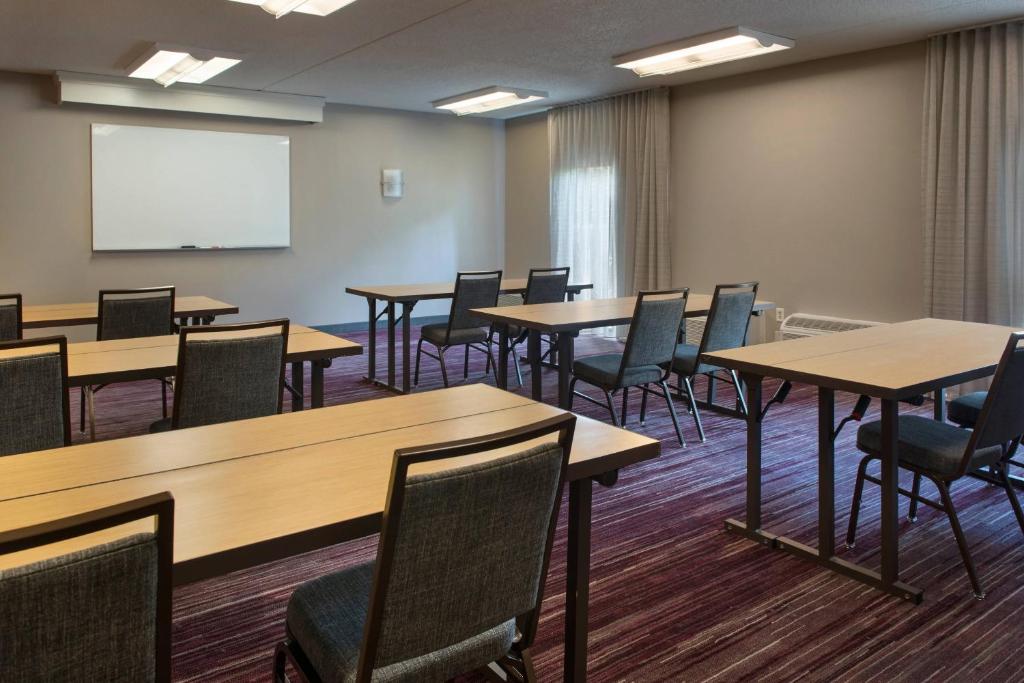 Konferenční prostory v ubytování Courtyard by Marriott Lincroft Red Bank
