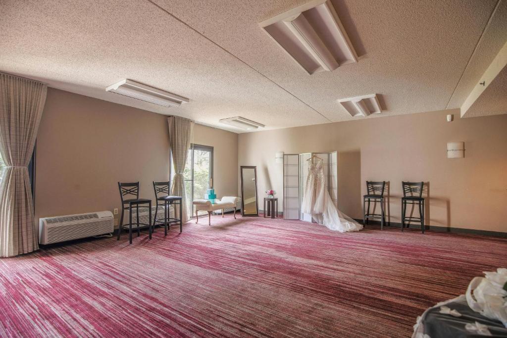 Posezení v ubytování Courtyard by Marriott Lincroft Red Bank