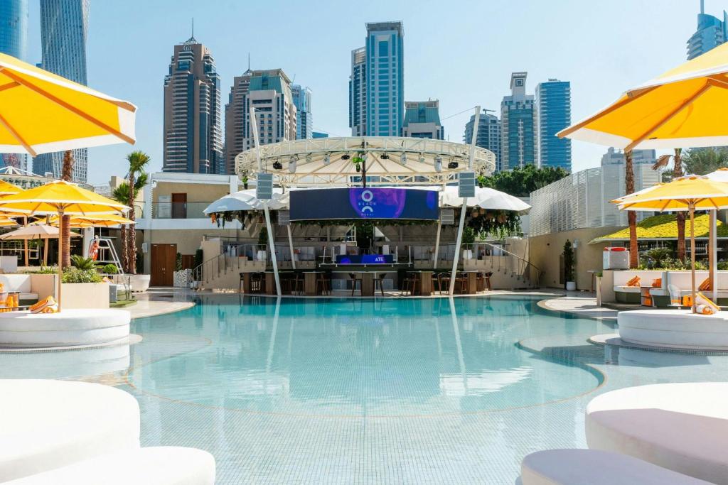 Bazén v ubytování Al Habtoor Grand Resort, Autograph Collection nebo v jeho okolí