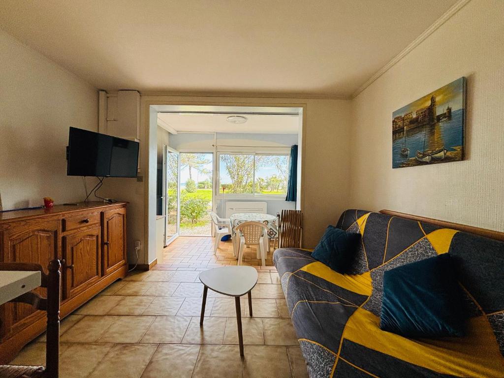 un salon avec un canapé et une table dans l'établissement ARGELES SUR MER - Appartement T2 Bis face à la plage - FR-1-309-494, à Argelès-sur-Mer