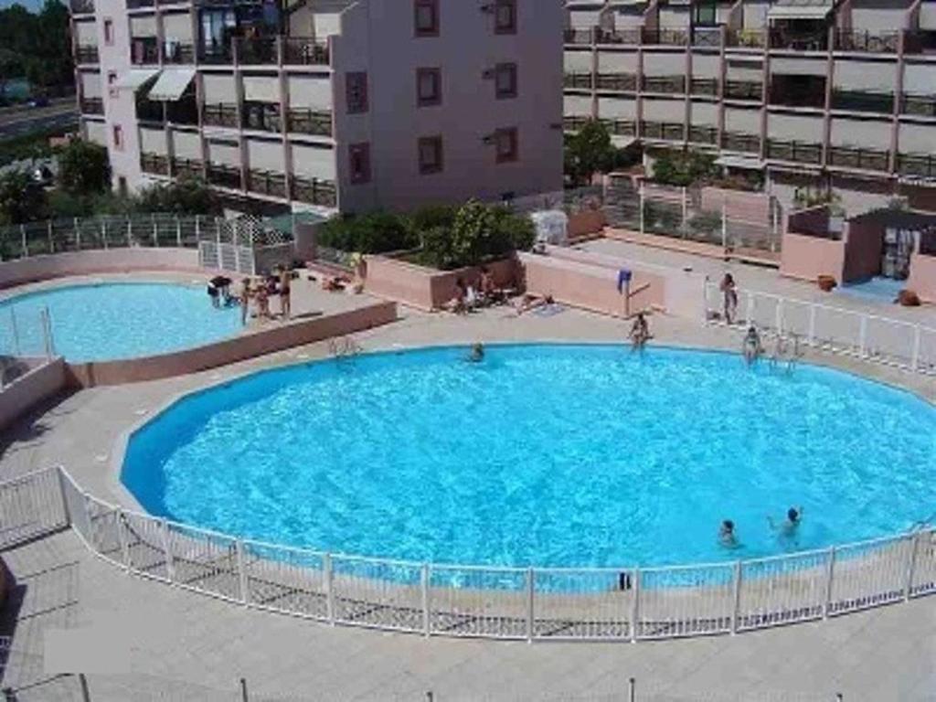 - une vue sur la grande piscine dans l'établissement Studio cabine rénové 4 pers au Grau-du-Roi avec piscine et parking - FR-1-731-117, au Grau-du-Roi