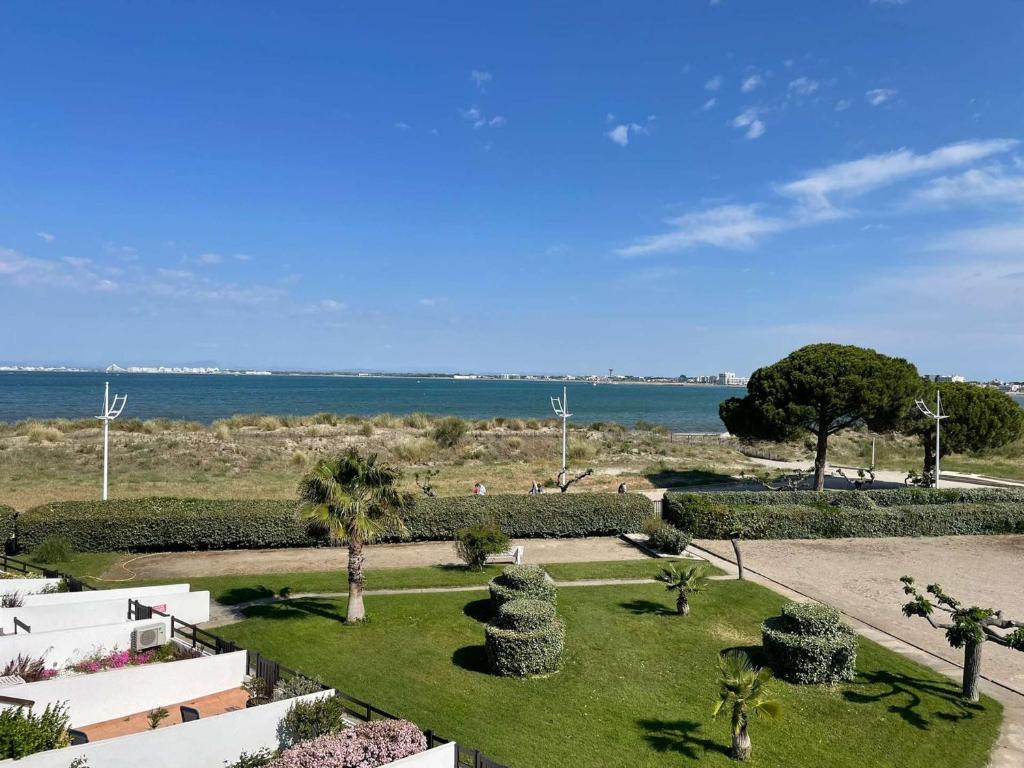 - un jardin avec vue sur l'océan dans l'établissement Appartement familial 6 pers à Port Camargue avec parking - FR-1-731-123, au Grau-du-Roi