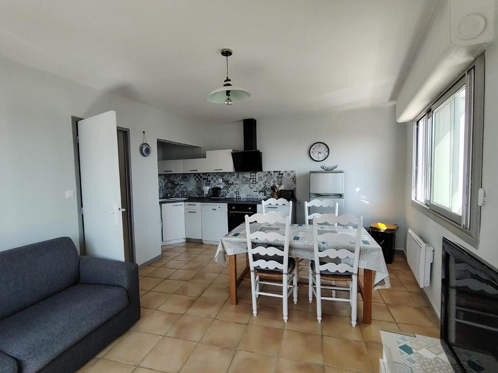 une cuisine et une salle à manger avec une table et des chaises dans l'établissement RESIDENCE PROCHE PLAGE - FR-1-652-50, à Saint-Hilaire-de-Riez