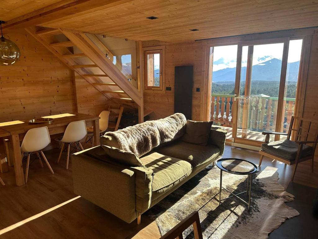 un salon avec un canapé et une table dans l'établissement Chaleureux appartement duplex 3 chambres avec parking, Bolquère - FR-1-592-82, à Font-Romeu-Odeillo-Via