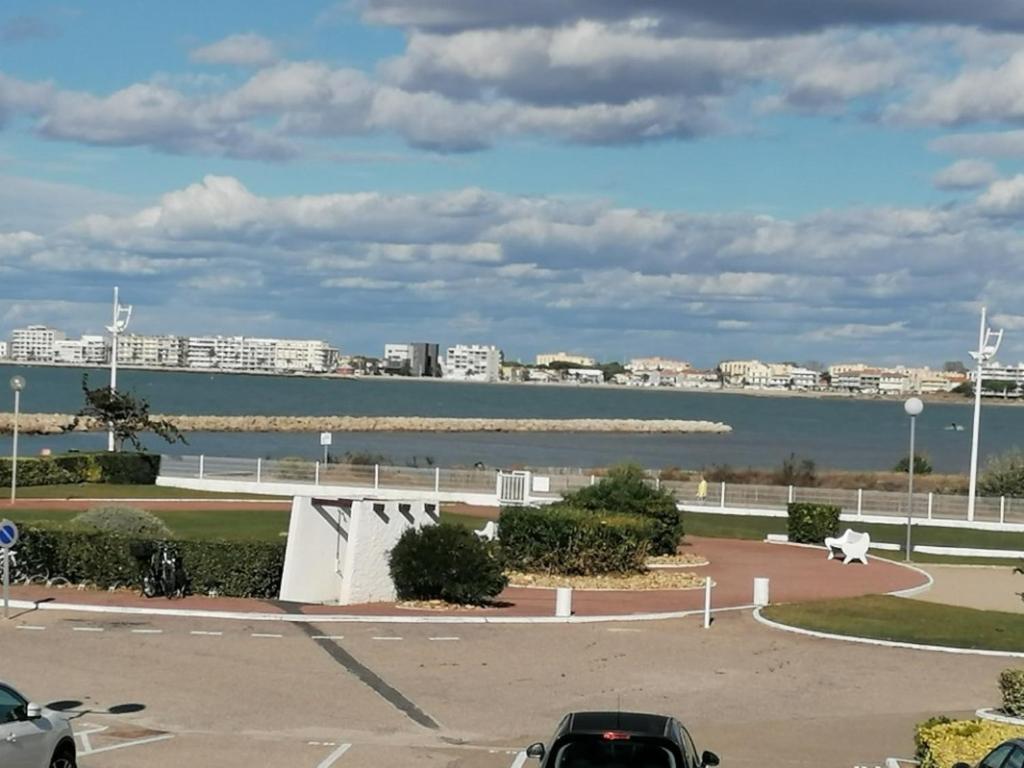 - un parking avec vue sur une étendue d'eau dans l'établissement Bel Appartement 4 Pers avec Clim & Parking, Port Camargue - FR-1-731-119, au Grau-du-Roi