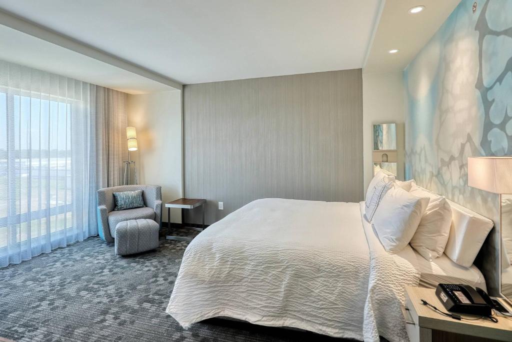 Courtyard by Marriott North Brunswick - Suite King De Un Dormitorio Con Sofá Cama