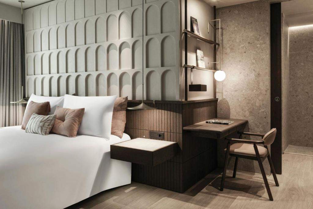 
Superior King Room with Urban View and some with Balcony
