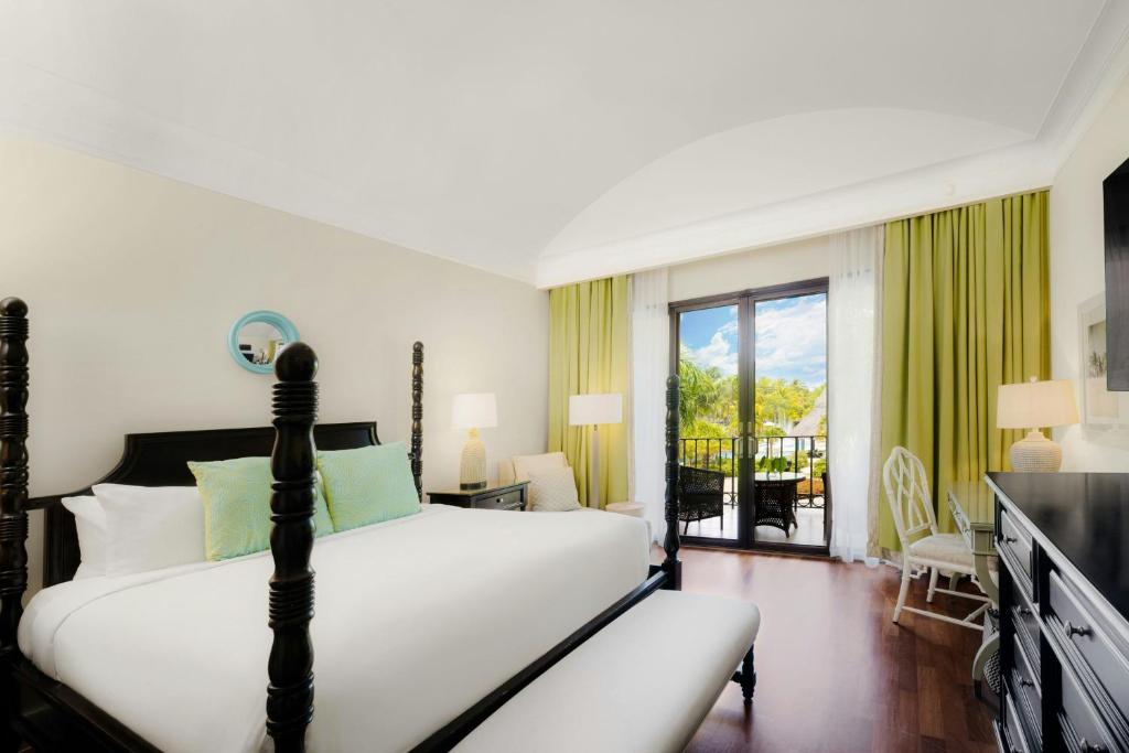 Postel nebo postele na pokoji v ubytování The Buenaventura Golf & Beach Resort, Autograph Collection