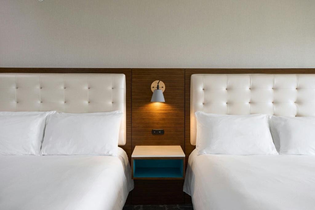 Postel nebo postele na pokoji v ubytování Renaissance Meadowlands Hotel