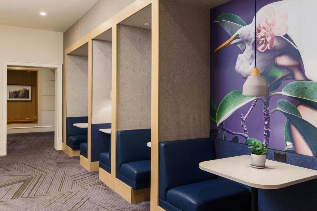 Posezení v ubytování Renaissance Meadowlands Hotel