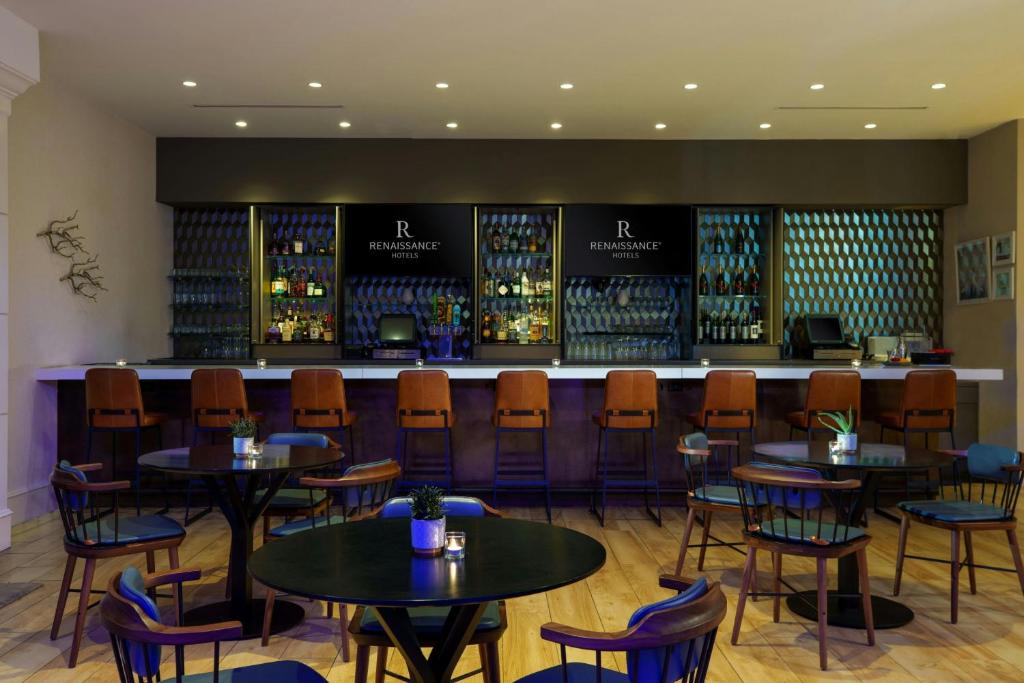 Lounge nebo bar v ubytování Renaissance Meadowlands Hotel