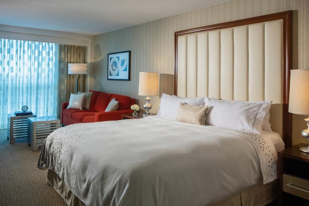 Postel nebo postele na pokoji v ubytování Renaissance Newark Airport Hotel