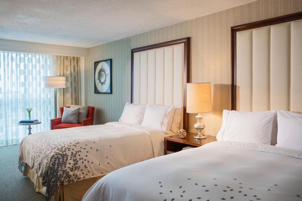 Postel nebo postele na pokoji v ubytování Renaissance Newark Airport Hotel