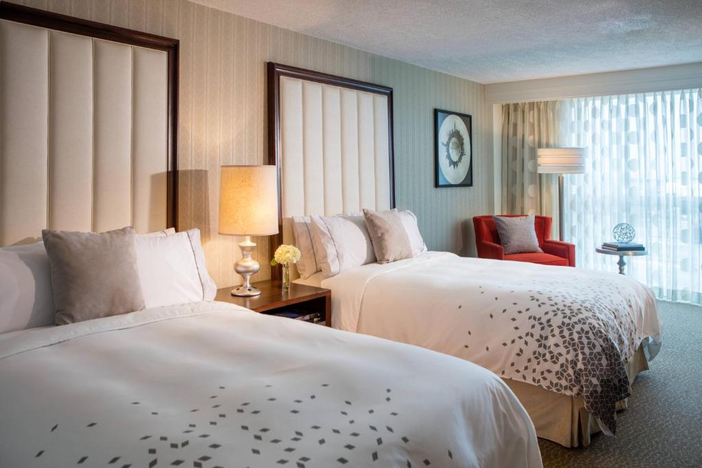 Postel nebo postele na pokoji v ubytování Renaissance Newark Airport Hotel