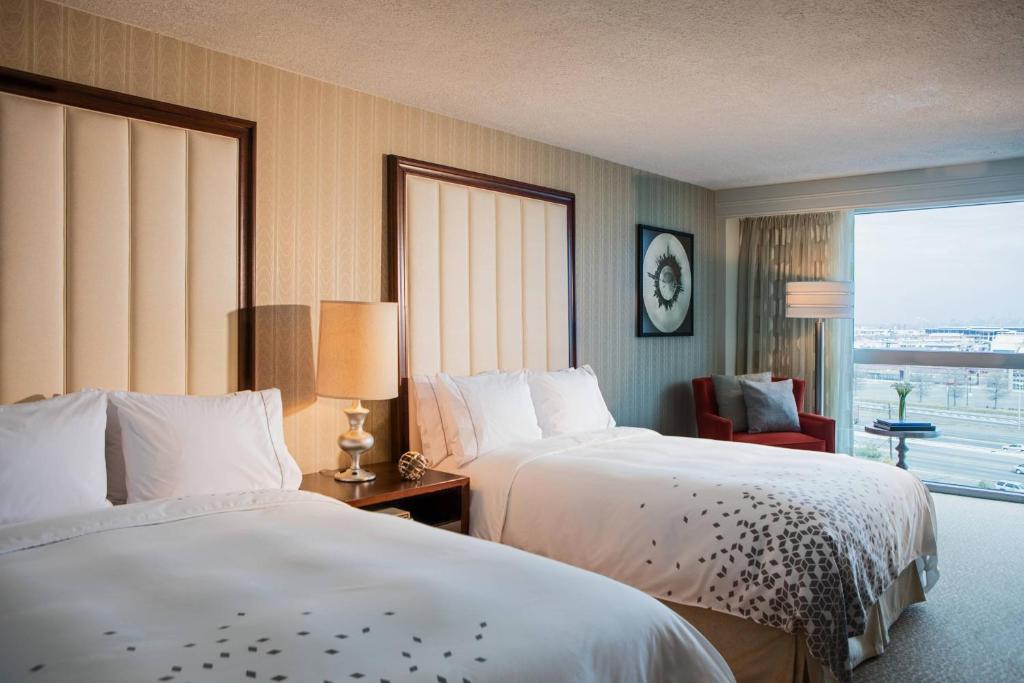 Postel nebo postele na pokoji v ubytování Renaissance Newark Airport Hotel