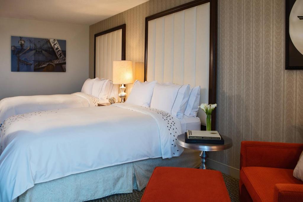 Postel nebo postele na pokoji v ubytování Renaissance Newark Airport Hotel