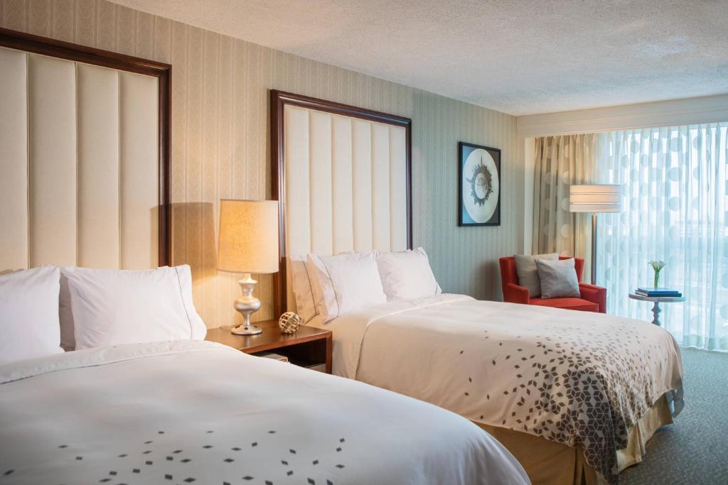 Postel nebo postele na pokoji v ubytování Renaissance Newark Airport Hotel