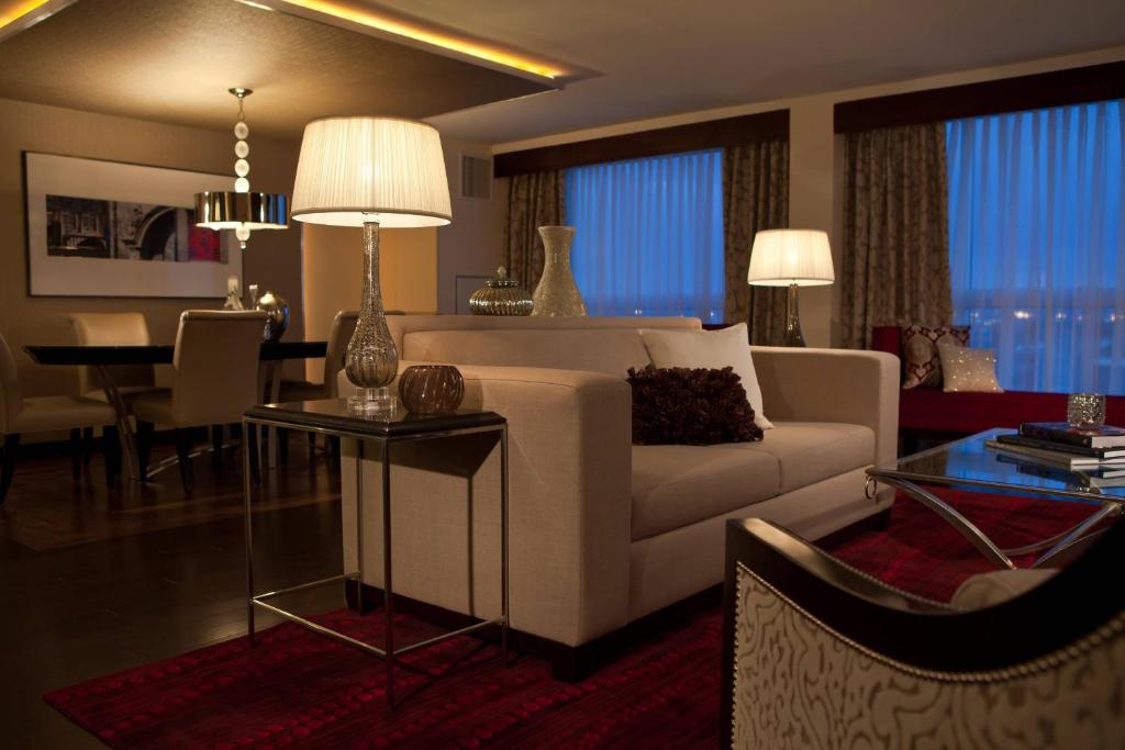 Posezení v ubytování Renaissance Newark Airport Hotel
