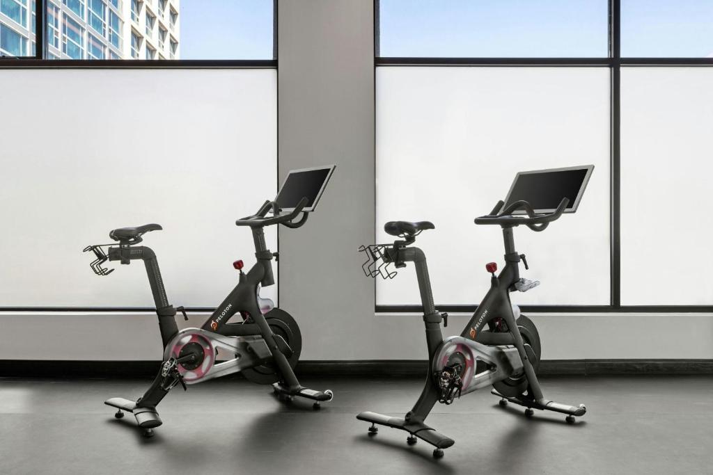 Fitness centrum a/nebo fitness zařízení v ubytování Renaissance Newark Airport Hotel