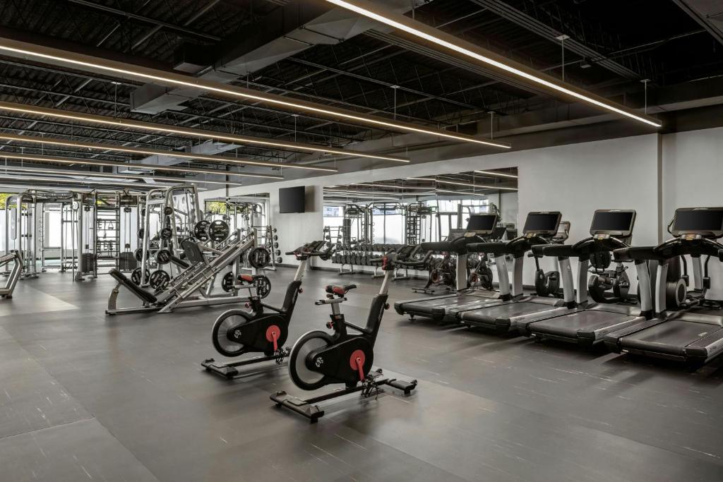 Fitness centrum a/nebo fitness zařízení v ubytování Renaissance Newark Airport Hotel