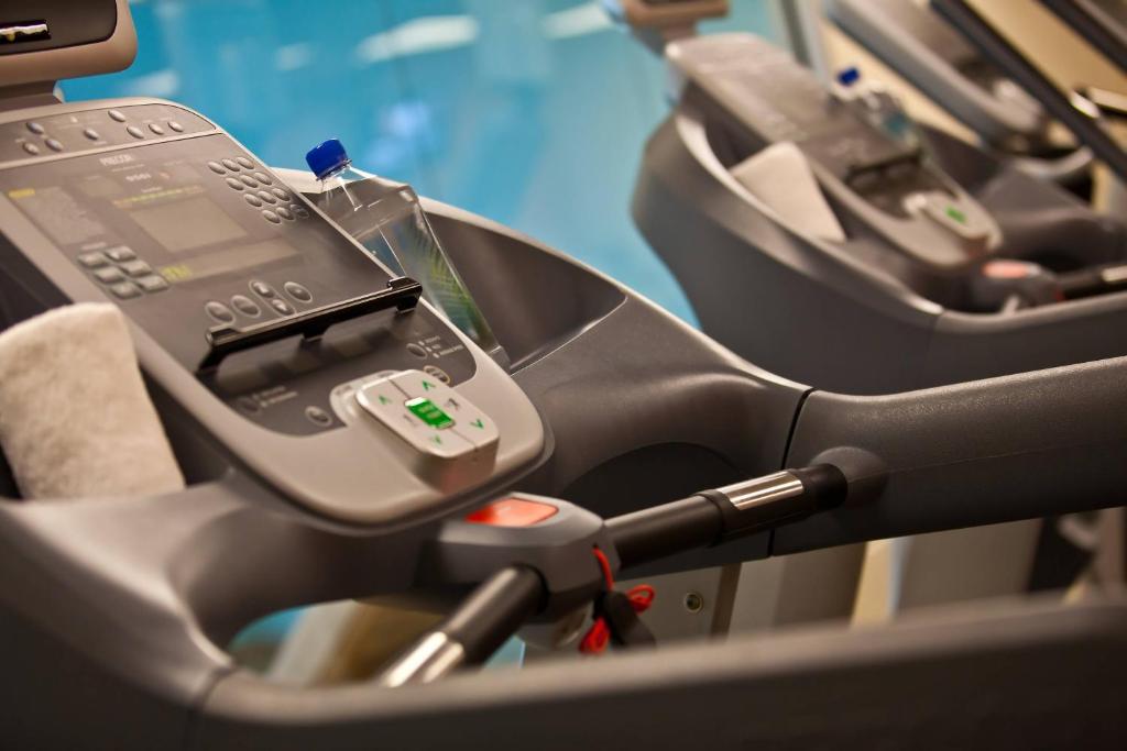 Fitness centrum a/nebo fitness zařízení v ubytování Renaissance Newark Airport Hotel